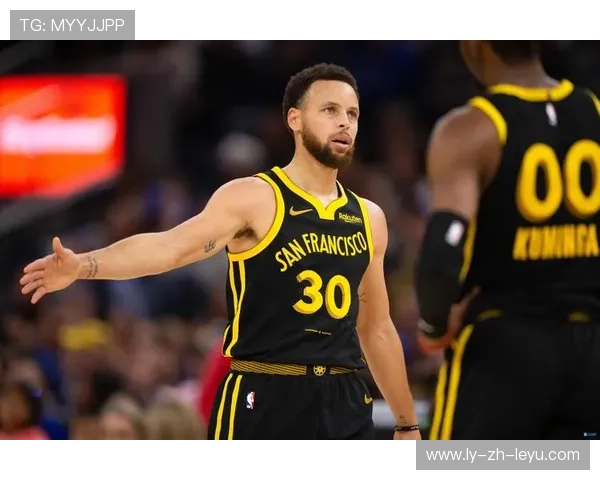 2014年西部决赛第七场：勇士在客场对阵马刺，库里砍下25分，关键时刻投中决定胜负的三分，带队晋级。